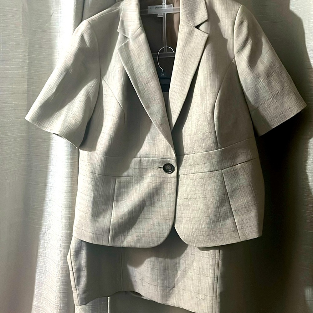 Jones Studio suit top size 14w and skirt size 16w